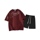 Бордовый топ, черные штаны