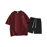 Бордовый топ, черные штаны