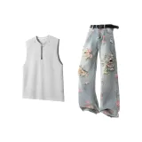 Серый топ + синие штаны