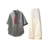 Черная рубашка с коротким рукавом + абрикосовые штаны