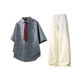 Светло-серая рубашка с коротким рукавом + абрикосовые штаны