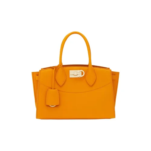 Ferragamo Studio Hammered Текстура Телячья кожа Сумка Средний Женские Морковный