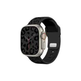 Черный, с узором молнии, силиконовый, с черной застежкой.