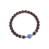 Браслет с бусинами гранатового красного цвета