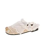 Пуговица бежевого цвета