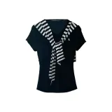 Черная футболка + черная и белая шаль с полосами.