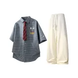 Светло-серая рубашка с коротким рукавом + абрикосовые штаны