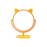 Желтые уши кошки