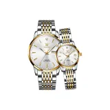 Стальной ремешок с белым циферблатом.