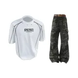 Белый топ + камуфляжные штаны