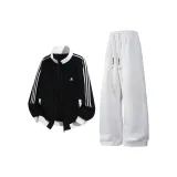 Чёрный топ + светло-серые штаны цвета фотинии