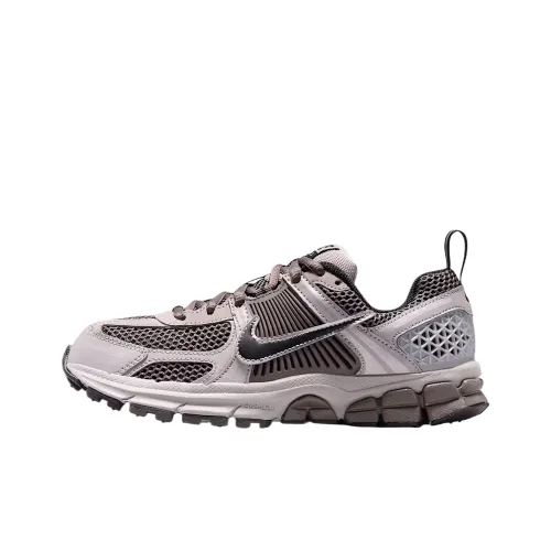 Nike Vomero 5 Детская беговая обувь Низкий топ Преппи Серый/CAVE Каменный/Металлический серебристый/Черный Школьный возраст