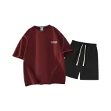 Бордовый топ, черные штаны