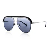 Ярко-серебристая рамка с полностью серыми линзами