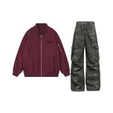 Красная куртка + джинсы с камуфляжным рабочим стилем