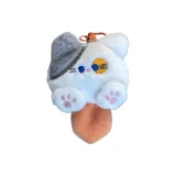 Апельсин и серая кошка с длинным хвостом