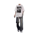 Белая футболка + бирюзовые джинсы