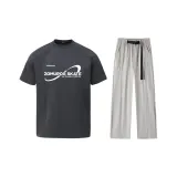 Темно-серый топ + светло-серые штаны