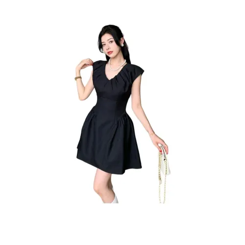 Женские короткие платья с рукавами