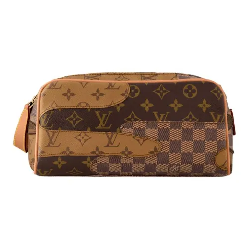 LOUIS VUITTON NIGO Collaboration Dopp Kit Кожа Клатч Мужской Коричневый