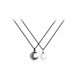 Пара холодных лунных ожерелий