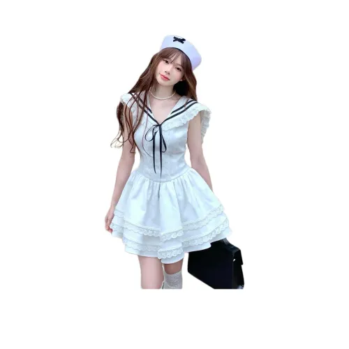 Белые женские короткие платья с короткими рукавами