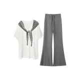 Белая рубашка с короткими рукавами + полосатая шарф + серые штаны