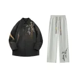 Чёрная футболка с длинным рукавом + светло-серые штаны