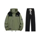 Green Top + Black Casual Pants  
Зеленый топ + черные повседневные штаны