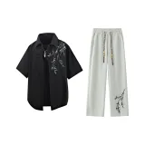 Черная рубашка с короткими рукавами + светло-серые штаны