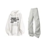 Белый свитшот + светло-серые карго-штаны