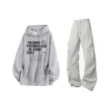 Светло-серый свитшот + светло-серые карго-штаны