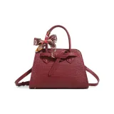 Красный узор крокодила