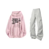 Розовый свитшот + светло-серые карго-штаны