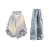 Серый топ + светло-синие штаны