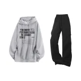 Светло-серый свитшот + черные карго-брюки