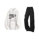 Белый свитшот + черные карго-брюки