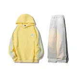 Желтый топ + белые и серые штаны