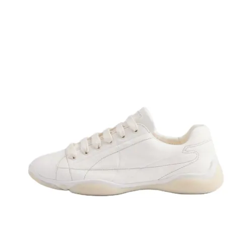 PRADA Низкий топ Повседневная обувь Женская Светлый бежевый