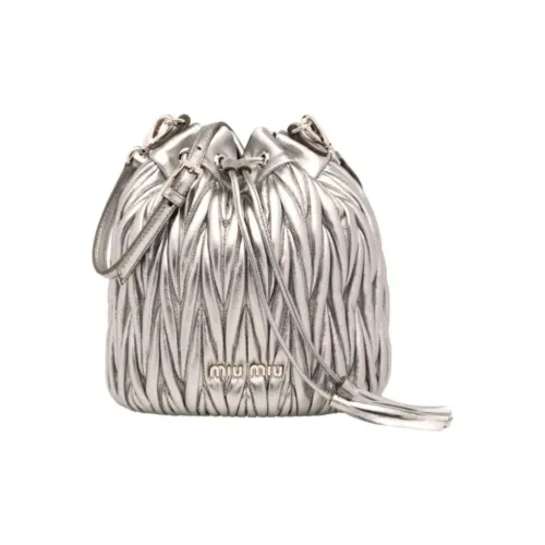 MIU MIU Мателасе Мягкий Овца Кожа Ведрообразная Сумка Сумка через плечо Женская Серебряная