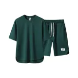 Зеленый футболка и шорты