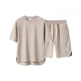 Футболка и шорты абрикосового цвета