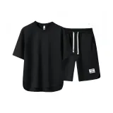 Черная футболка с короткими рукавами + шорты