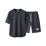 Серый футболка и шорты