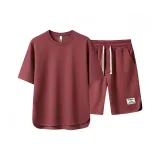 Red футболка и шорты