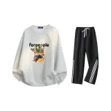 Белые, серые и черные штаны.