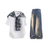 Белый топ + винтажные синие джинсы