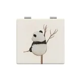 Панда сидит на дереве