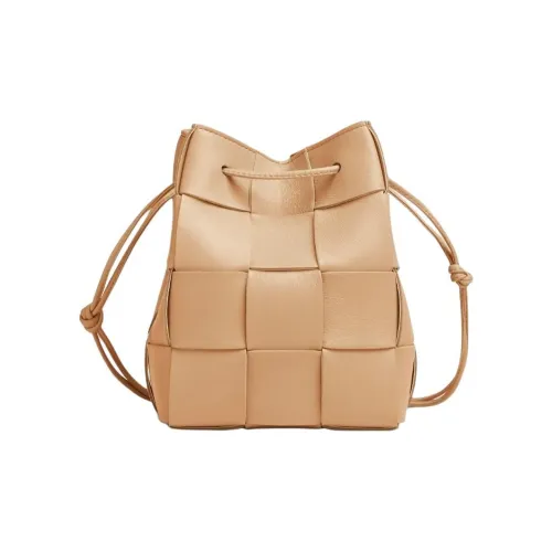 Bottega Veneta Телячья кожа Ведрообразная сумка Сумка через плечо Маленькая Женская Миндаль