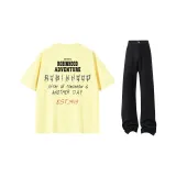 Кремовый желтый футболка + черные джинсы